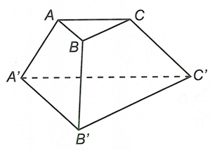 Cho hình chóp cụt tam giác ABC.A'B'C' có hai đáy là hai tam giác vuông tại A và A' và có AB/A'B' = 1/2 (ảnh 1)