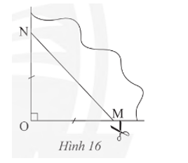 Lấy một tờ giấy, gấp làm tư để có một góc vuông như trong Hình 16, dùng kéo cắt theo đường MN sao cho OM = ON. Mở phần giấy cắt được ra  (ảnh 1)