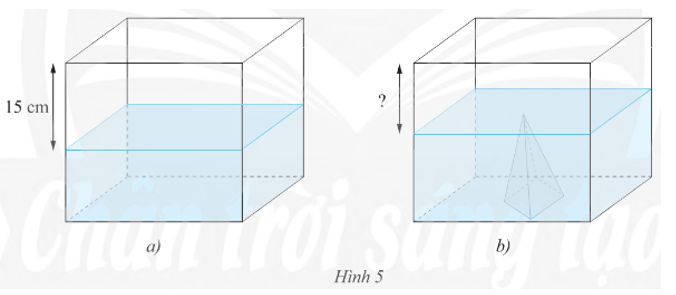 Một bể kính hình hộp chữ nhật chứa nước có hai cạnh đáy là 50 cm và 40 cm, khoảng cách từ mực nước tới miệng bể là 15 cm (ảnh 1)