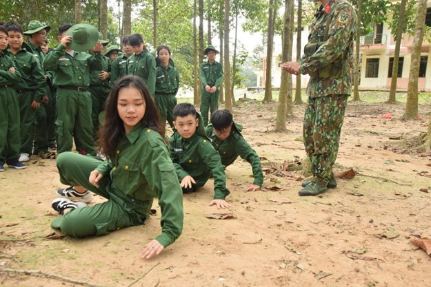 Lý thuyết GDQP 10 Bài 4: Các tư thế, động tác vận động trong chiến đấu - Cánh diều (ảnh 1)