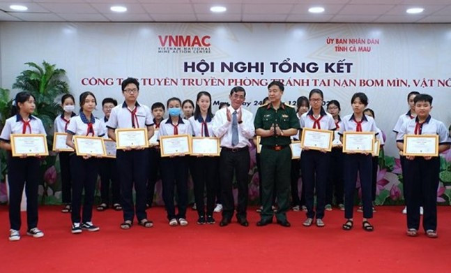 Lý thuyết GDQP 10 Bài 1: Thường thức phòng tránh một số loại bom, mìn, đạn, vũ khí hóa học, vũ khí sinh học, vũ khí công nghệ cao, thiên tai, dịch bệnh và cháy nổ - Cánh diều (ảnh 1)