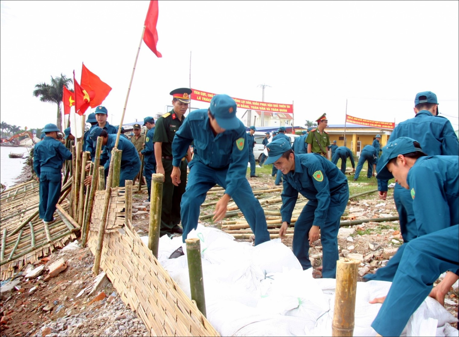 Lý thuyết GDQP 10 Bài 1: Thường thức phòng tránh một số loại bom, mìn, đạn, vũ khí hóa học, vũ khí sinh học, vũ khí công nghệ cao, thiên tai, dịch bệnh và cháy nổ - Cánh diều (ảnh 1)